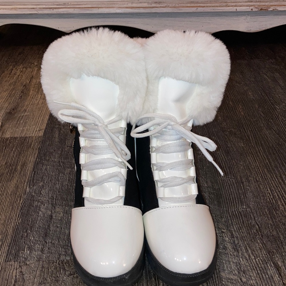 Michal kors kids shoe.